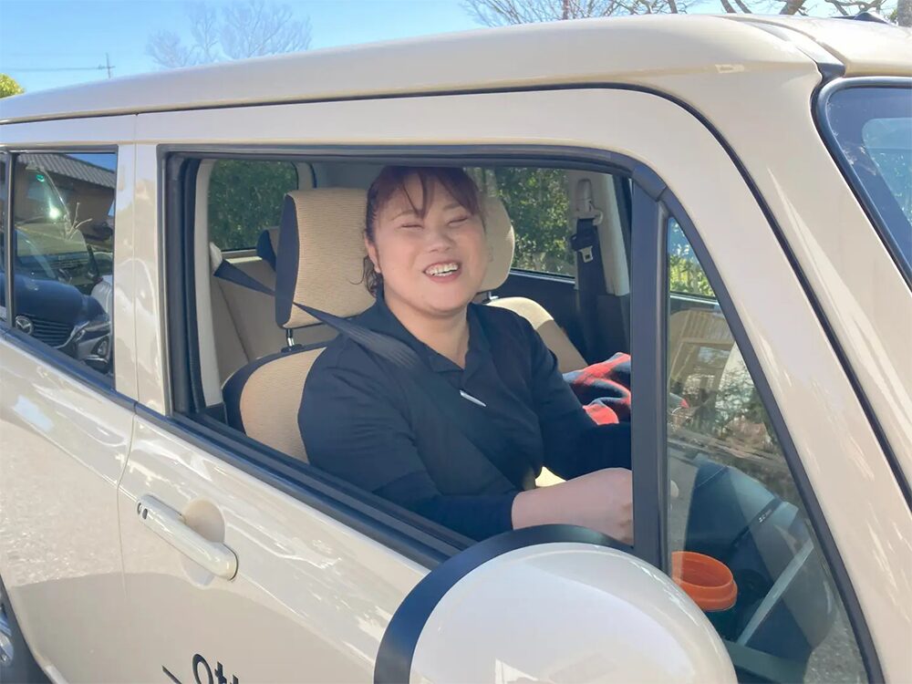 社用車で訪問先へ伺います。