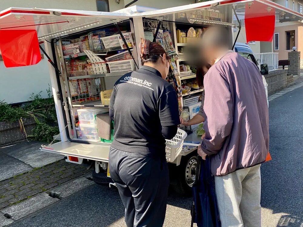 ご利用者様と移動販売で買い物中